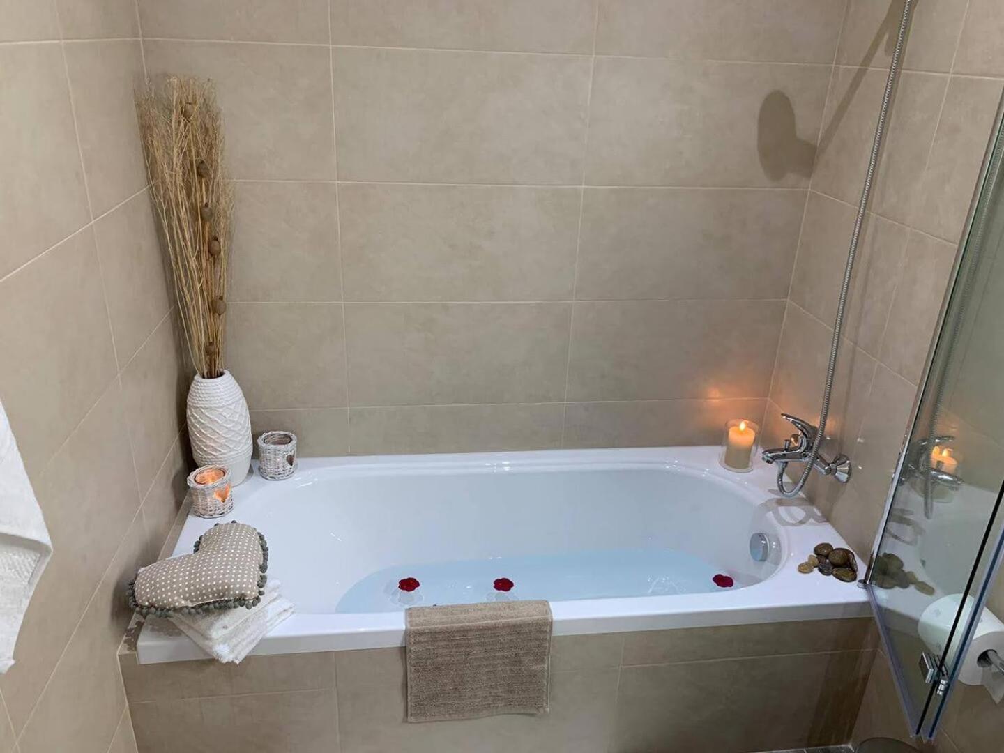 Fl 1 Ta'Lonza Luxury With Hot Tub By Homely Mellieħa Esterno foto