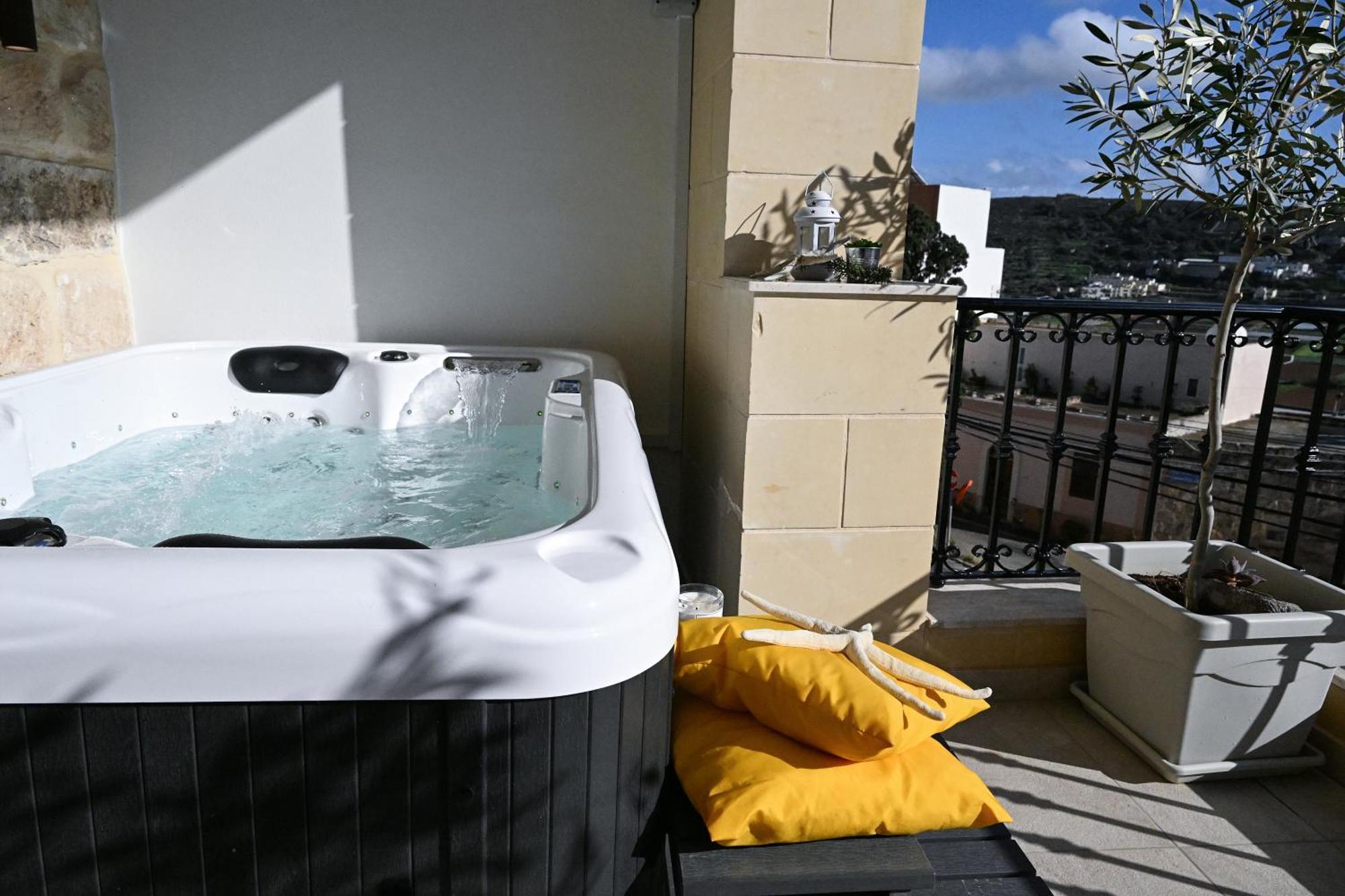 Appartamento Ta'Lonza Luxury Near Goldenbay With Hot Tub App1 Mellieħa Esterno foto